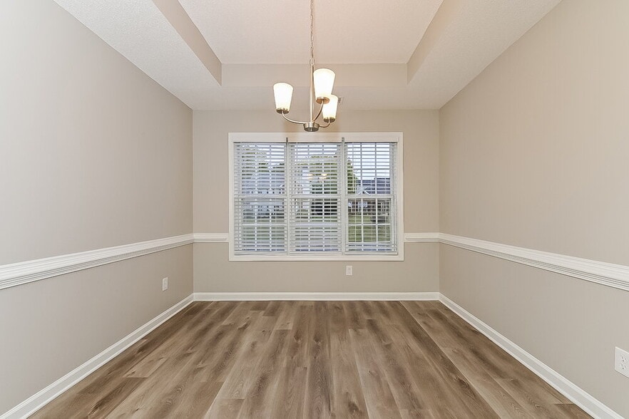 Building Photo - 915 Castlerock Way