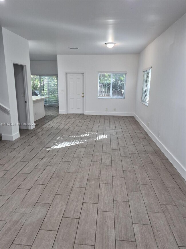 Building Photo - 2208 SW 3rd Ave