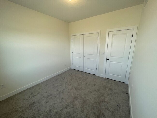 Building Photo - 5103/05 S Chase Ave