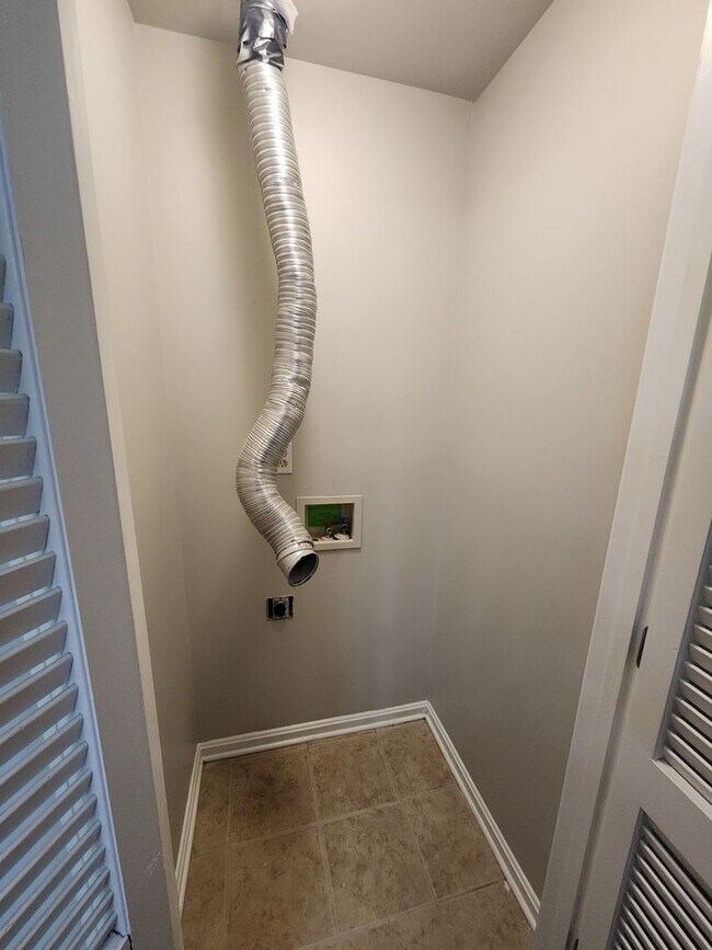 Building Photo - Beautiful 2 bedroom 2 full bath condo close to clubhouse and pool