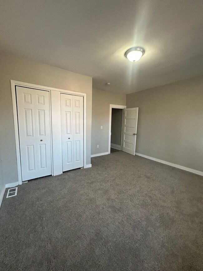 Building Photo - 320 Maclay St