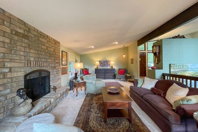Building Photo - Fully Furnished Home