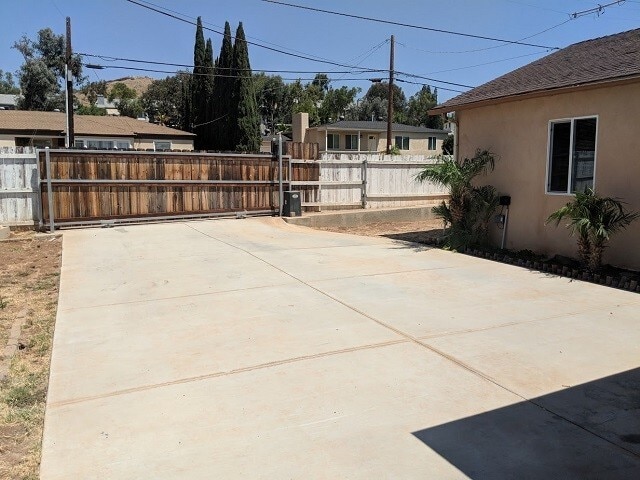 Building Photo - 4 Bed / 3 Bath with bonus room - Single Story Home in El Cajon