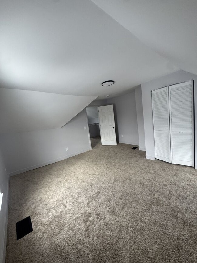 Building Photo - Welcome to this spacious 3-bedroom, 1-bathroom home located in the heart of Washington Courthouse...