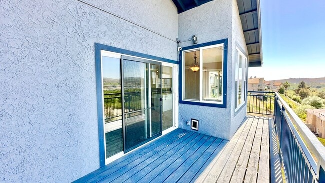 Building Photo - Sweet Two-Story Home with Amazing Views in...