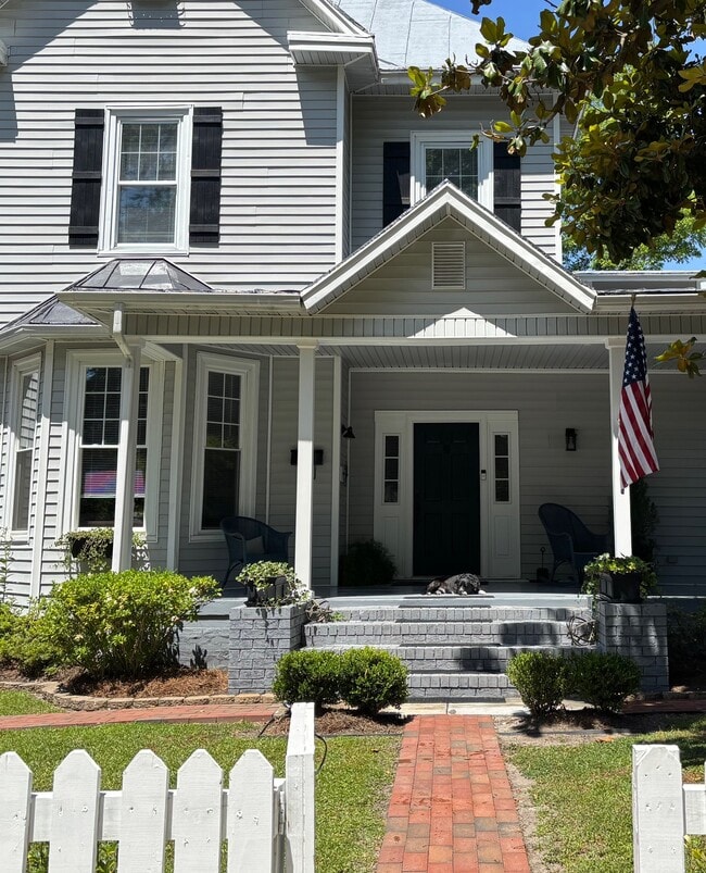 Building Photo - 400 Elizabeth St