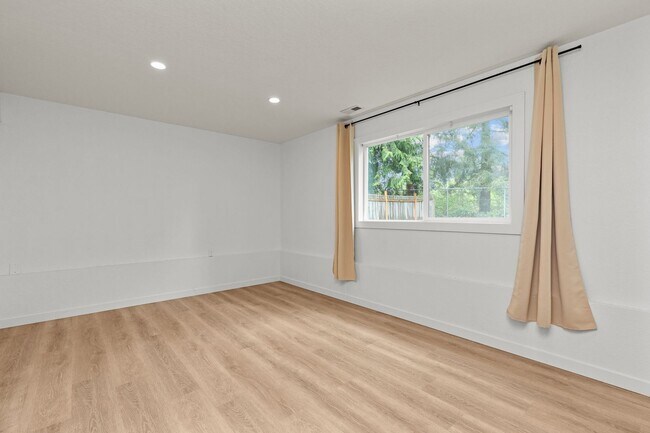 Building Photo - 4Bd Bothell Home!