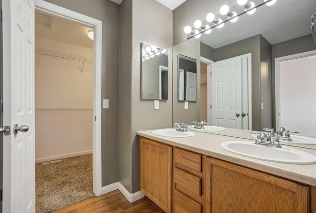 Building Photo - Cute 2bd, 2.5ba Townhome Across from Cotto...