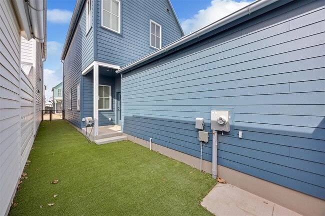 Building Photo - 966 Hangar Dr