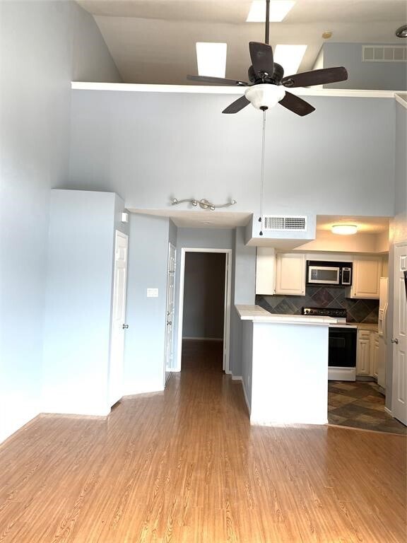 Building Photo - 10855 Meadowglen Ln