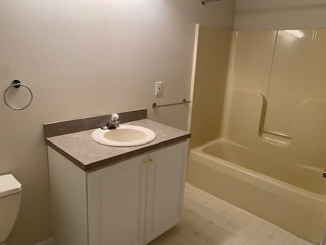 Full Bath in 2nd Bedroom - 29 W Wissahickon Ave