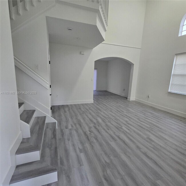 Building Photo - 4276 NE 26th Ct