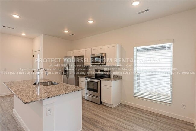 Building Photo - 621 St Charles Pl