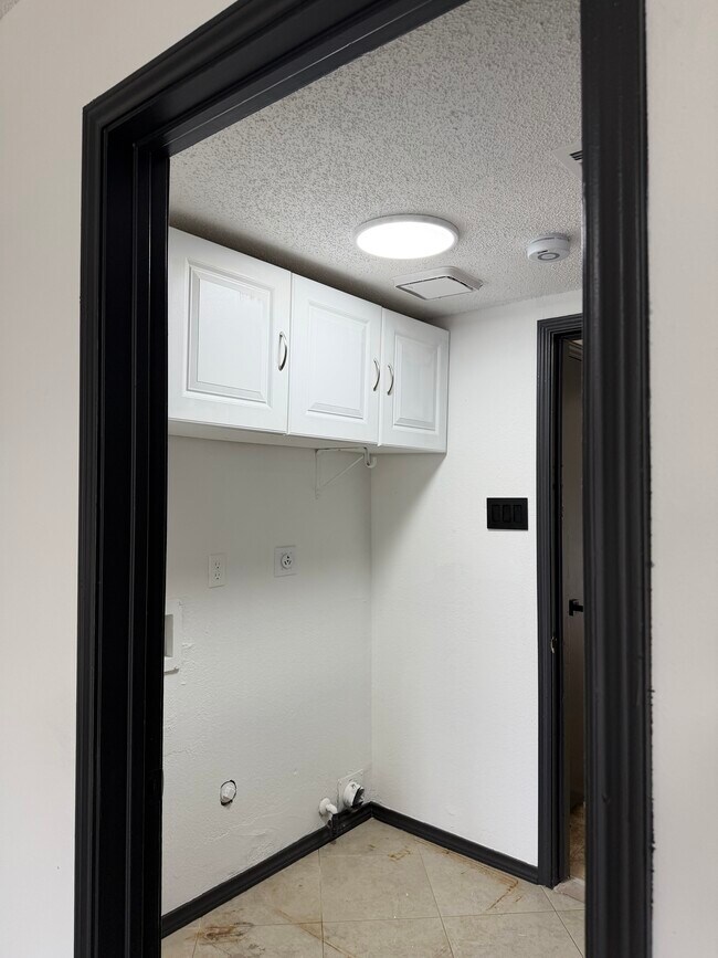 Building Photo - 5107 Whitehaven Dr