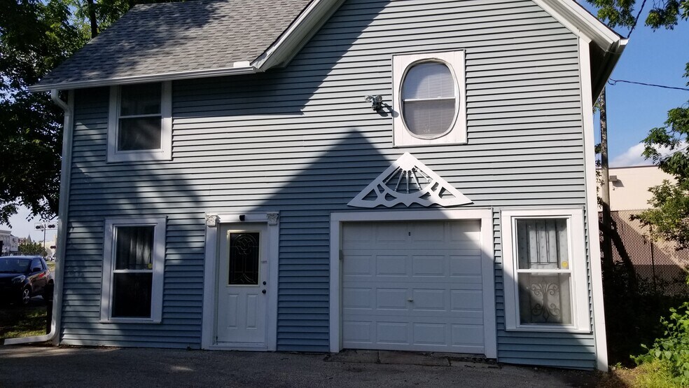 Carriage House Garage - 304 Summit Ave