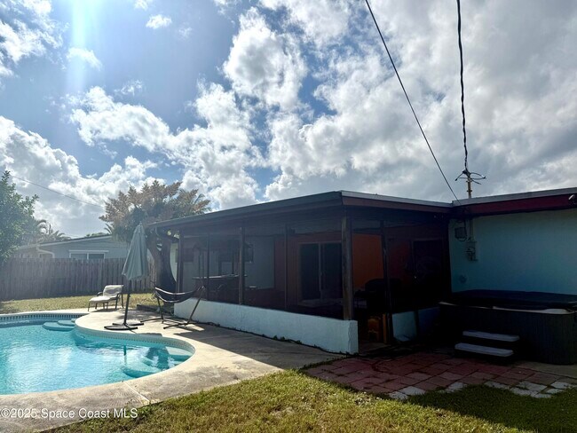 Building Photo - 225 Magnolia St