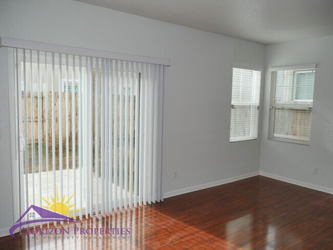 Building Photo - Modern Two-Story 4 Bed 2.5 Bath 1,807 sqft...