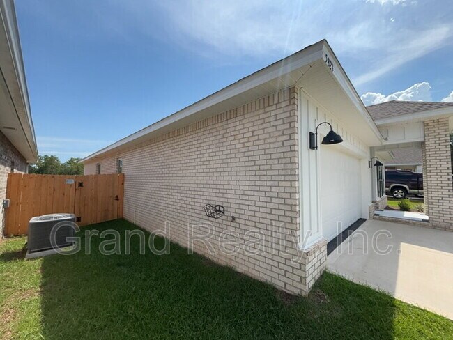 Building Photo - 5823 Sargassum Ln