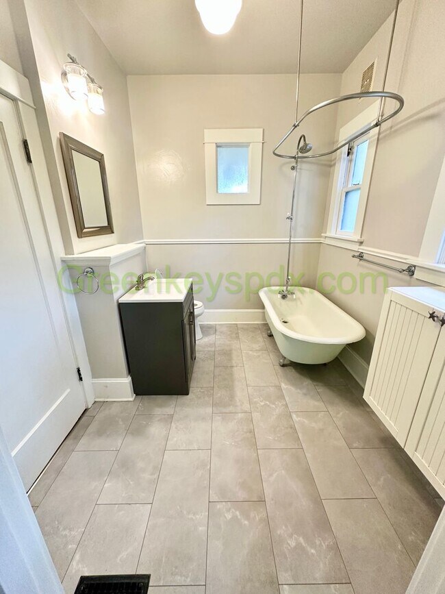 Building Photo - 4727 NE 10th Ave