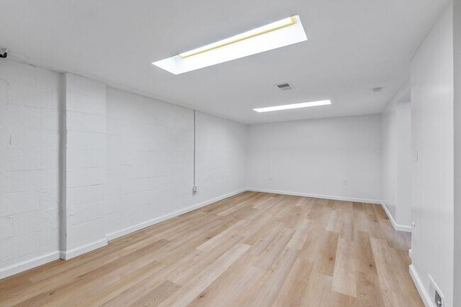 Building Photo - 751 E Tulane Rd