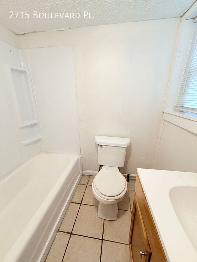 Building Photo - 2715 Boulevard Pl