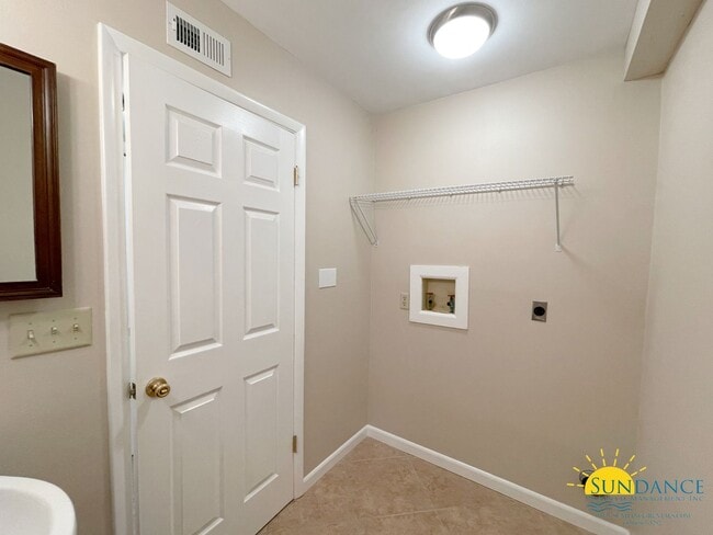 Building Photo - Beautiful 3 Bedroom Townhouse Close to Both Bases!