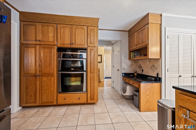 Building Photo - 10 Candlewood Ln