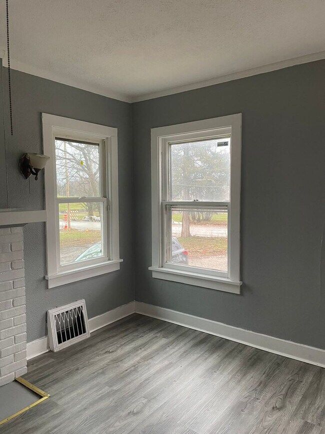 Building Photo - Spacious Single Family Home