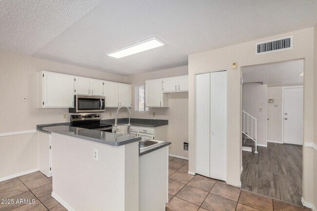 Building Photo - 10023 W Sells Dr