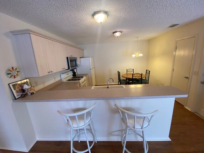 Building Photo - Beautiful 2 + 2 Villa, Mostly Furnished AN...
