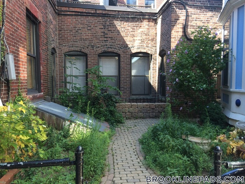 Building Photo - 37 Harvard St
