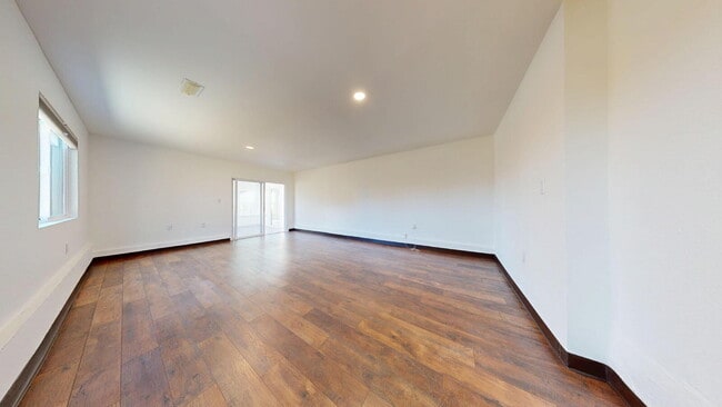 Building Photo - Spacious 3BD/3BA Home with Sunroom, Renova...