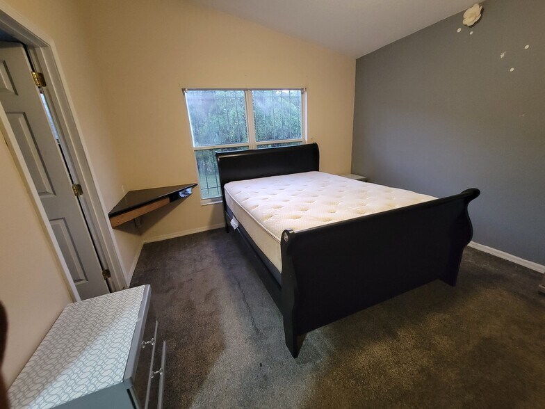 Building Photo - 2038 Blackston Ave