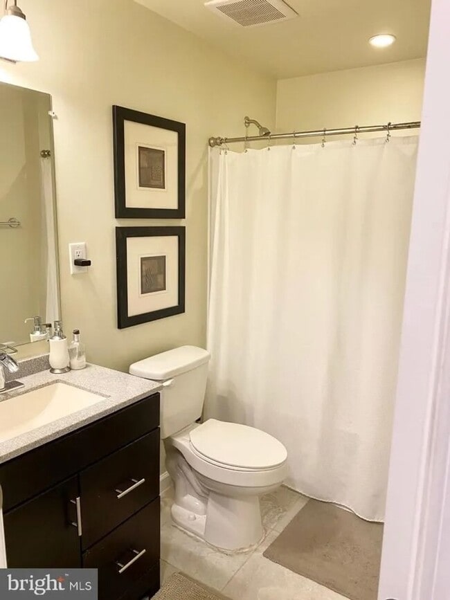 Building Photo - Beautiful Single Family home with Loft and Off Street Parking