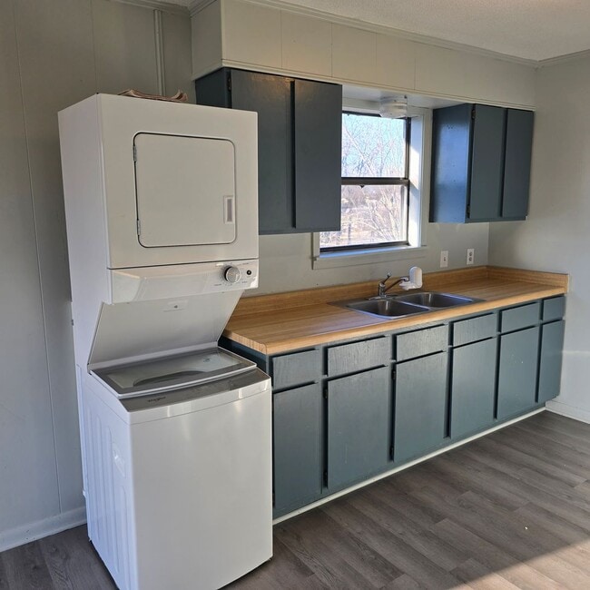 Building Photo - Modern & Spacious Upstairs 1 Bedroom Bungalow - Washer/ Dryer Included!