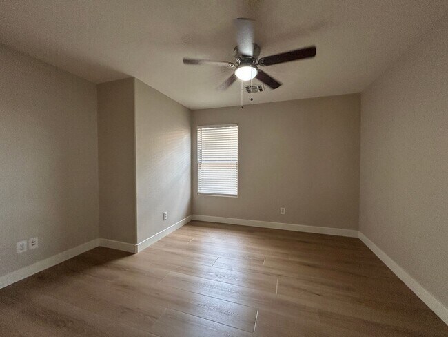 Building Photo - 434 E Chicory Pl