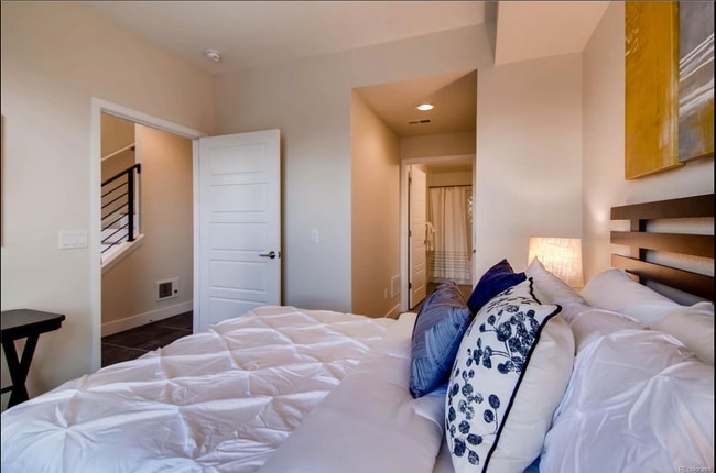 Building Photo - Skyland Townhome just outside of Downtown!...