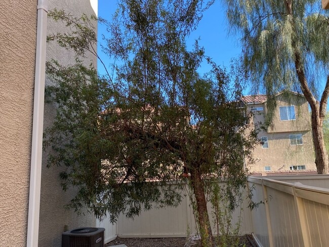 Building Photo - Beautiful Trilevel 3 Bed/3bath/2 car home located in Northwest Las Vegas. Make the Move for Less:...