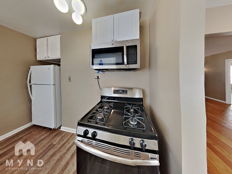 Building Photo - 2141 Royal Oaks Dr