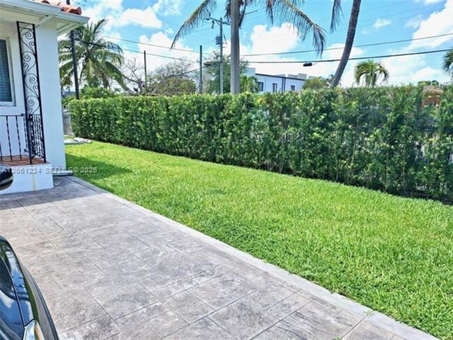Building Photo - 2700 SW 28th Ct