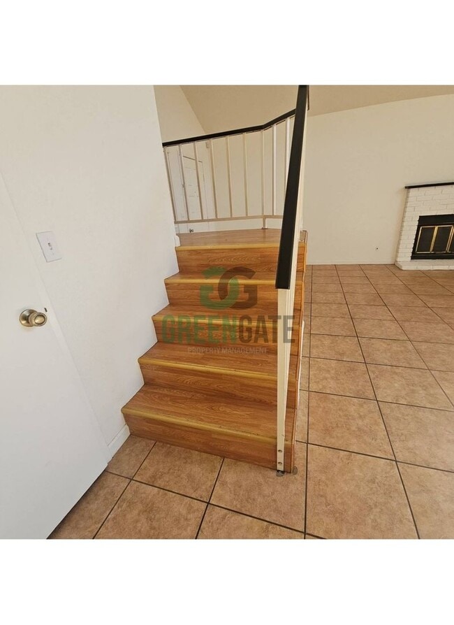 Building Photo - Beautiful 3 BEDROOM 2.5 BATH HOME IN MODES...