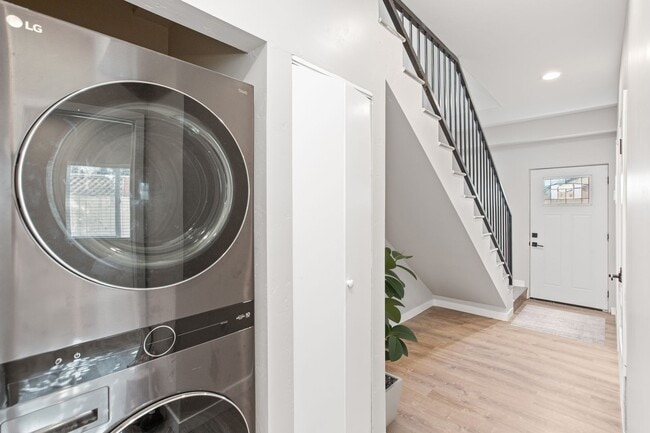 Building Photo - Private balcony + private patio!