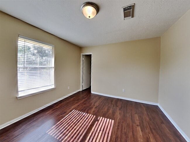 Building Photo - 2908 Cambridge Circus