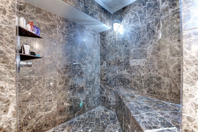 Building Photo - 1005 S Shepherd Dr