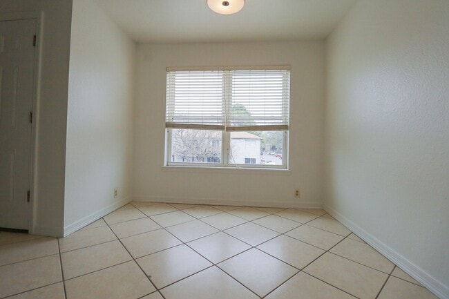 Building Photo - 2 Bed | 1 Bath | South Tulsa