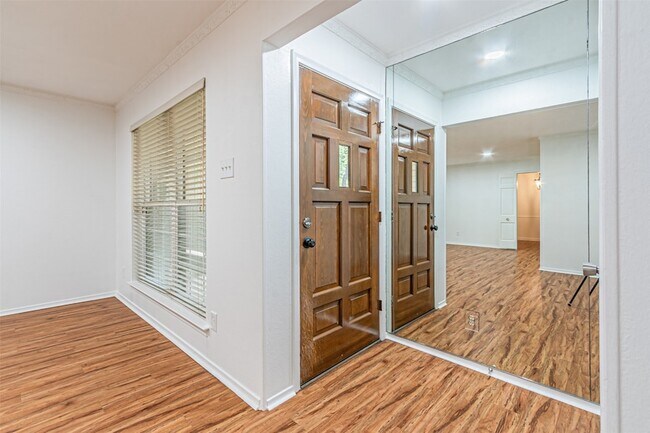 Building Photo - 9133 Villa Park Cir