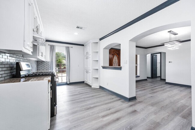 Building Photo - 8903 Sultan Dr