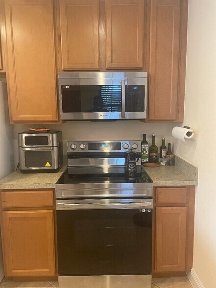 New oven, stovetop & microwave - 2892 Lincroft Ave