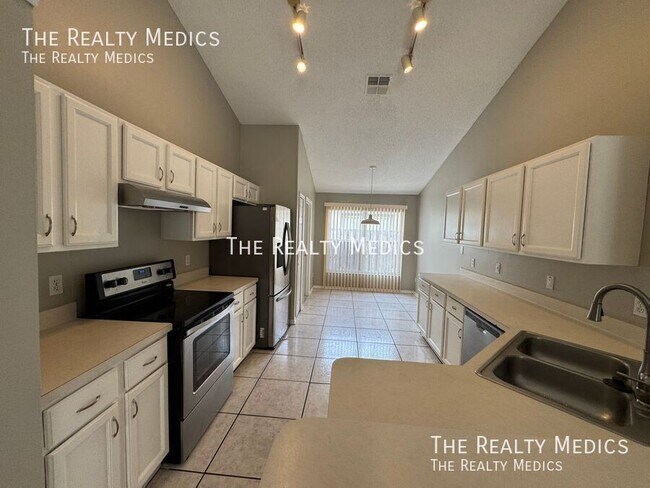 Building Photo - 833 Brightview Dr