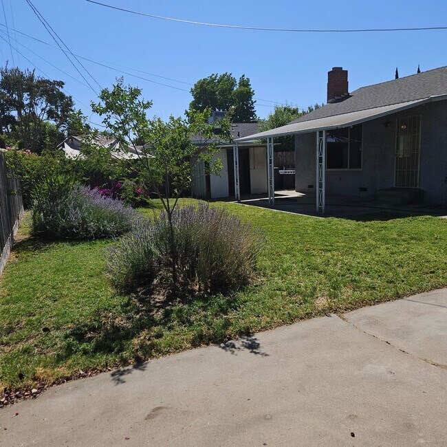 Building Photo - Charming 3 Bedroom, 2 Bath Home w/Large Ba...
